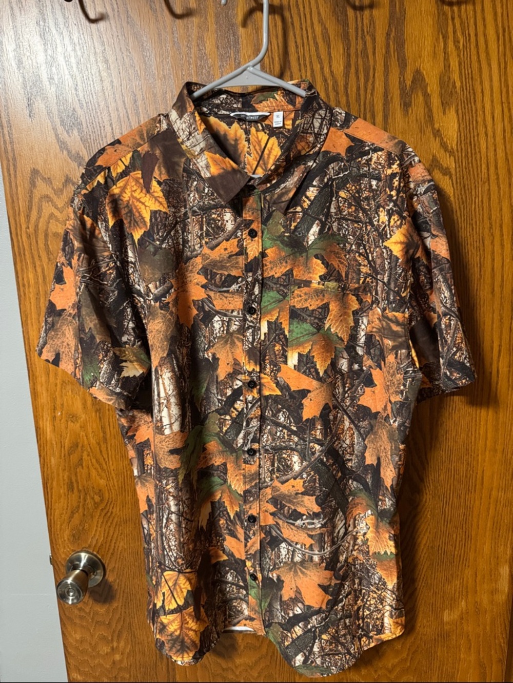 Casual Short-Sleeve Button-Down Shirt in Orange/Brown Leaf Print